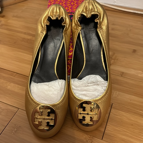Tory Burch Gold Leather Distressed Reva Scrunch Ballet Flats - Picture 7 of 9